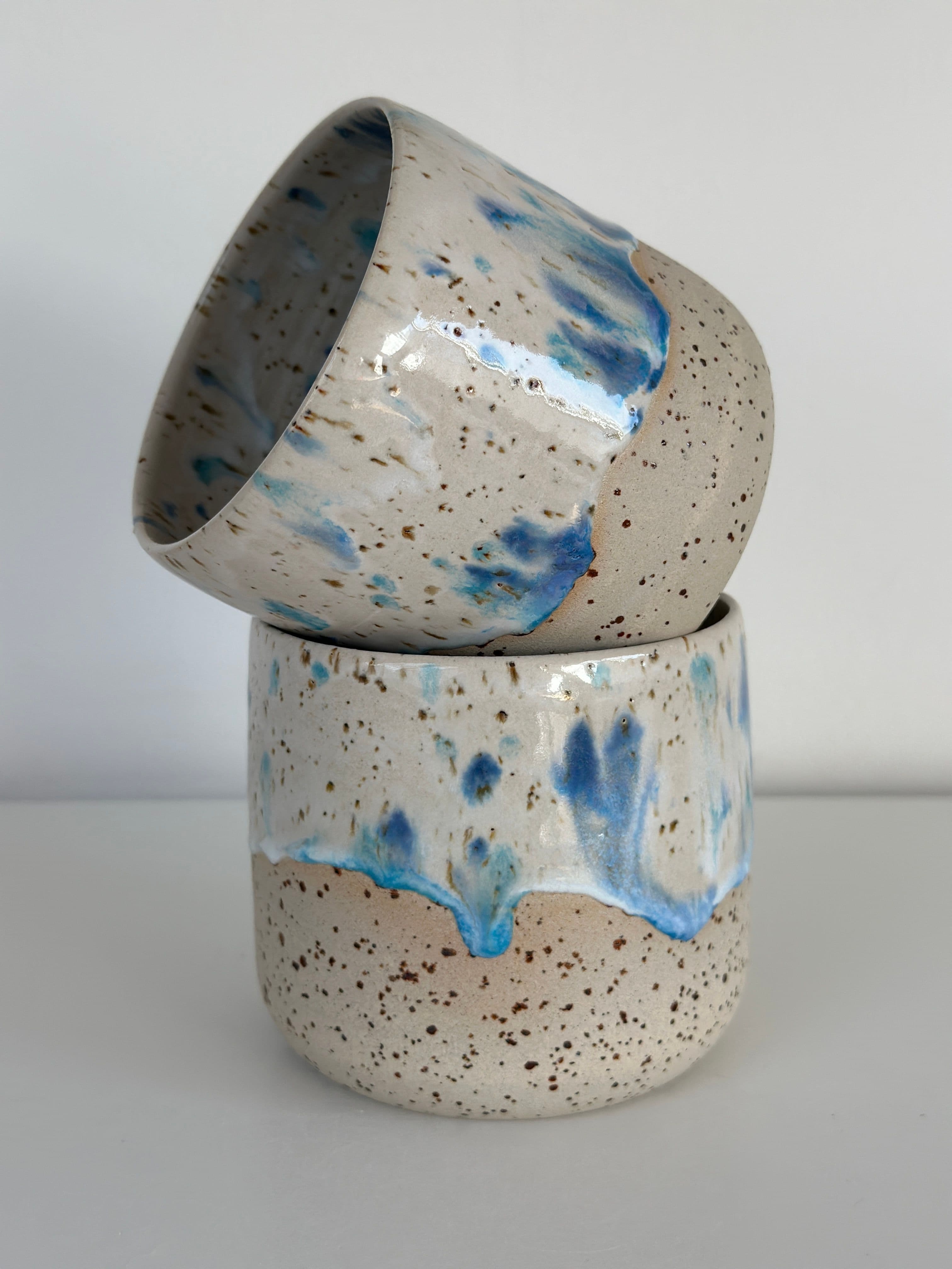 Glatter Becher Weiß und Blau